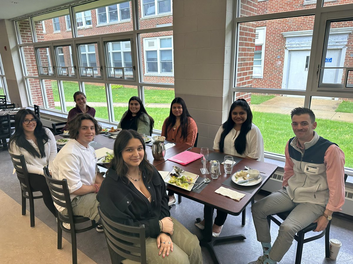 5starcafeFHS's tweet image. Exciting day for our Summer Internship Program! Our business partners came in to interview, and officially welcome our students! Thank you @downtwnfreehold, Mattison Crossing, and Trump National! This is only the beginning… #Theregional #FRHSD #internship #hospitality #community
