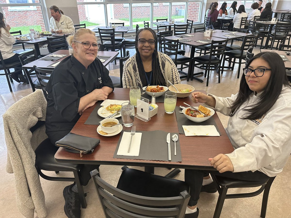 5starcafeFHS's tweet image. Exciting day for our Summer Internship Program! Our business partners came in to interview, and officially welcome our students! Thank you @downtwnfreehold, Mattison Crossing, and Trump National! This is only the beginning… #Theregional #FRHSD #internship #hospitality #community