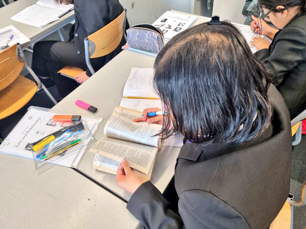 The dictionary craze has even reached year 9! We tried using the Frayer model today to deepen our language analysis and the dictionaries &amp; thesauruses really helped! 📚💜 <a href="/GACoventry/">Grace Academy Coventry</a> <a href="/heads_together/">Heads Together</a>