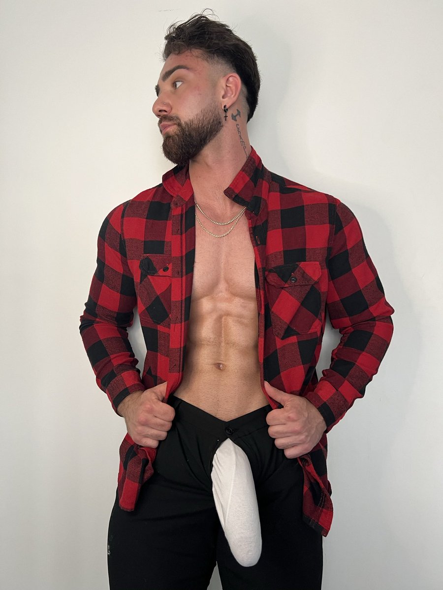 Skyler Flexes OF Pack – Big Big Gay