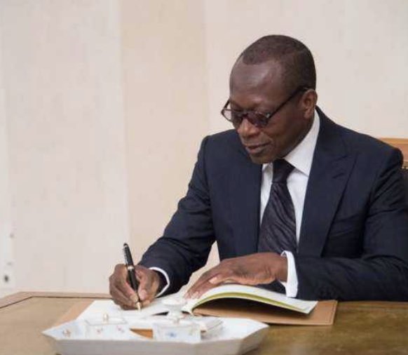 BeninEdenTV's tweet photo. #Flash #infos Le président Patrice Talon a procédé à la nomination de Olushegun Adjadi Bakari au poste de ministre conseiller aux investissements, ce mercredi 26 avril 2023. #Edentv https://t.co/IhPLLDccfp