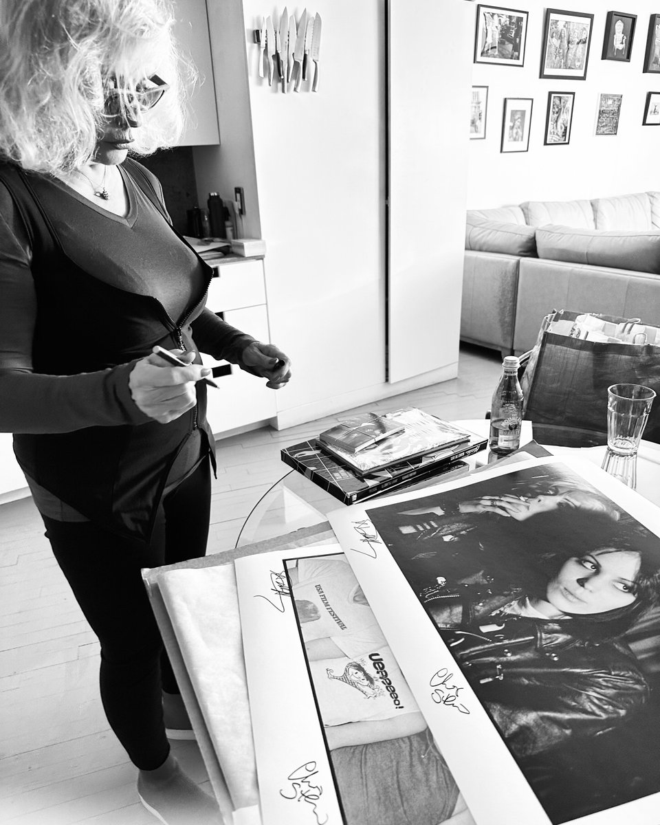 chrissteinplays's tweet photo. Debbie signing prints now https://t.co/bswzQ2I08V