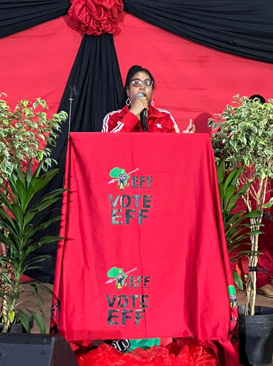 EFF Gauteng (@effgautengprov) on Twitter photo 🚨In Pictures🚨
The EFF CCT Member Commissar <a href="/HhMkhaliphi/">HlengiweMkhaliphi</a> paying her tribute to Fighter Koketso Mojatau
Fighter Koketso was a dependable ground force who always championed the interests of workers.
#RIPFighterKoketsoMojataul 🚨In Pictures🚨
The EFF CCT Member Commissar <a href="/HhMkhaliphi/">HlengiweMkhaliphi</a> paying her tribute to Fighter Koketso Mojatau
Fighter Koketso was a dependable ground force who always championed the interests of workers.
#RIPFighterKoketsoMojataul