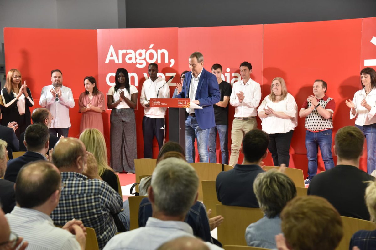 PSOEAltoaragon's tweet photo. 🌹Presentación de la candidatura de PSOE Binéfar, liderada por Alfonso Adán, que ha situado entre sus objetivos "seguir construyendo un Binéfar más sostenible”, nuevas viviendas, aulas de acogida, o la implantación de un servicio para trasladar a los mayores al centro de salud. https://t.co/h7RmA5S50P