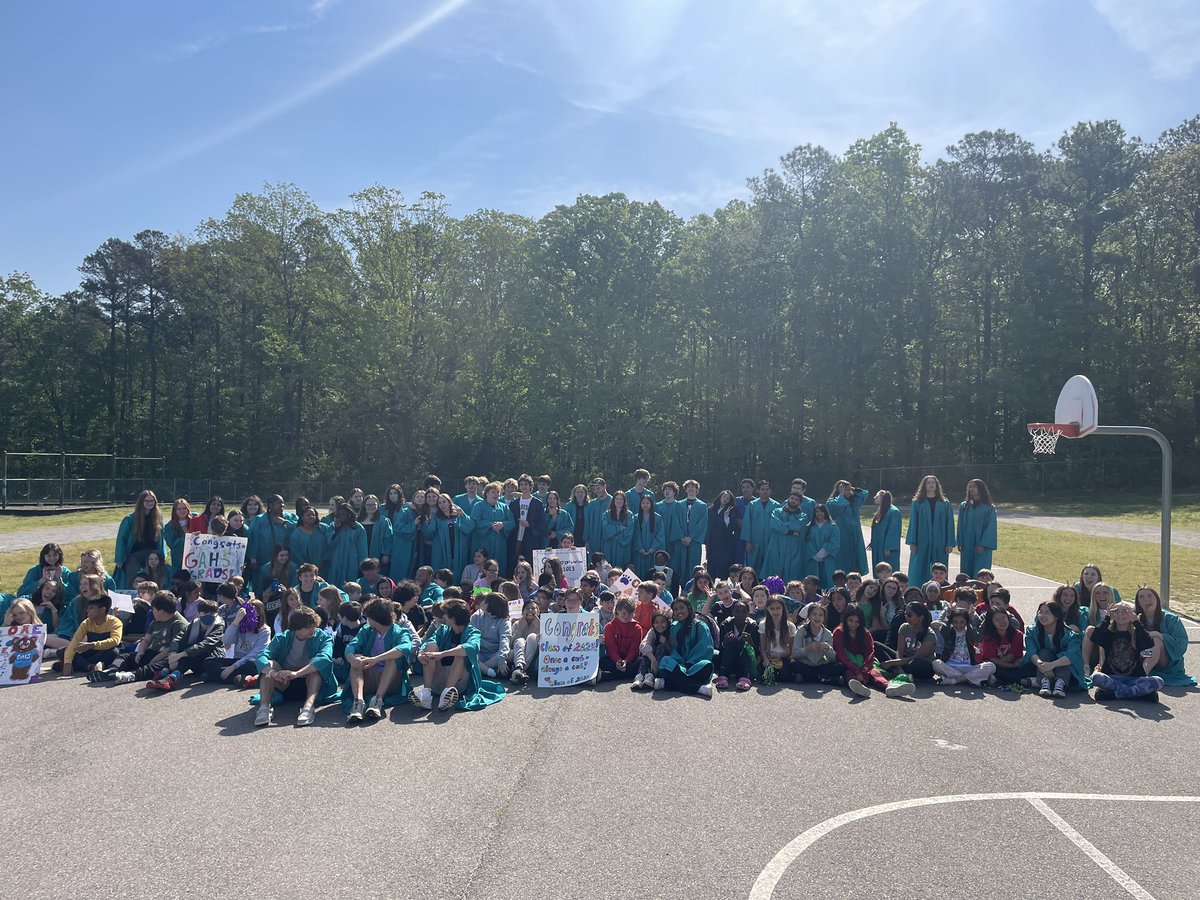 Dr_WsWorld's tweet image. 🎓🎓 Sent seniors home to their elementary and middle schools! Thanks to @EchoLakeElem @Greenwood_Elem, Rivers Edge, Glen Allen ES, Longan ES, Holman MS, and Hungry Creek MS for hosting us today! What a wonderful experience for everyone involved! @GAHS_Official @principal_dport