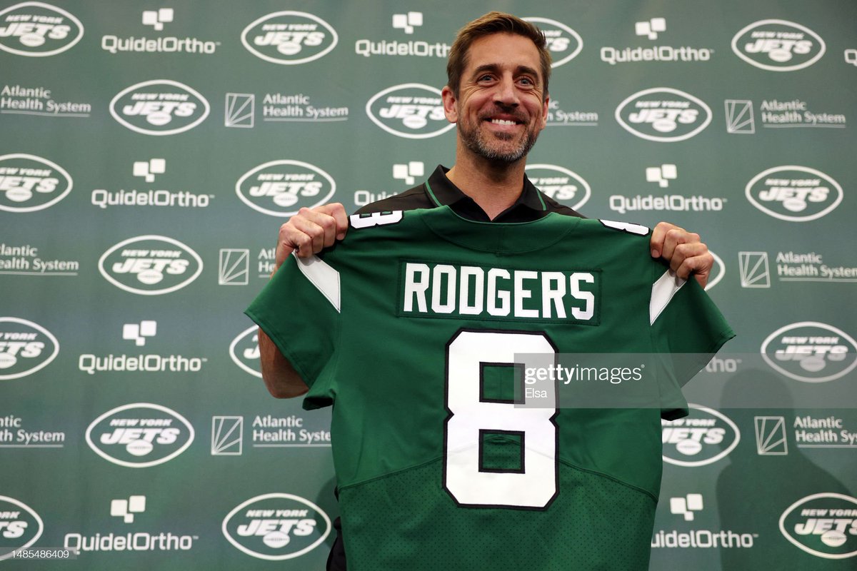 GettySport's tweet image. New York #Jets quarterback #AaronRodgers poses with a jersey during an introductory press conference at Atlantic Health Jets Training Center in Florham Park, New Jersey
📷: @ElsaGarrison #TakeFlight @nyjets