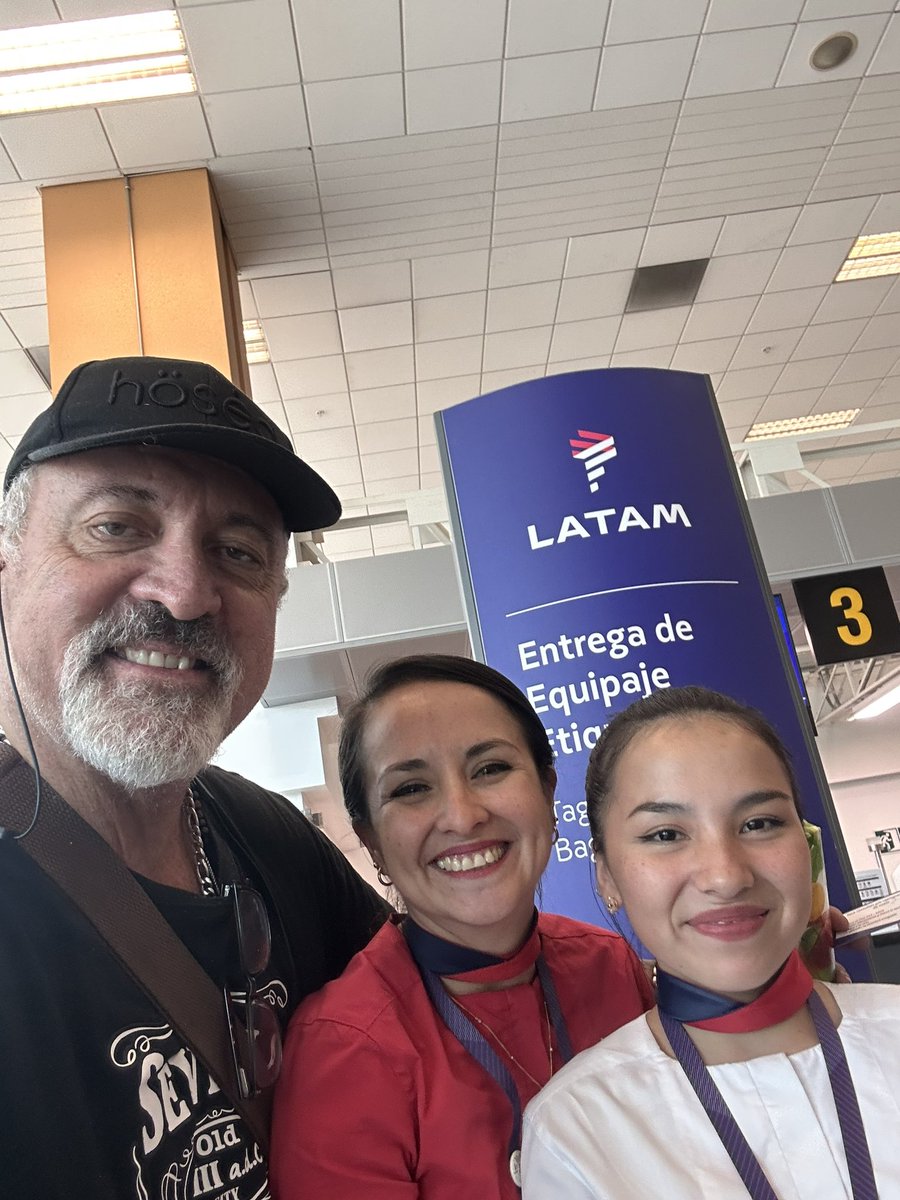 pablober's tweet photo. @LATAM_PER he volado con ustedes desde que tenía la categoría más alta. Siempre me trataron como un rey. Hoy me equivoqué de vuelo y la amabilidad, y esfuerzo de las chicas me hizo sentir rey de nuevo: GRACIAS Cinthia Anaya Pérez, Jessica Gutierrez Pinche, Mikusca Portocarrero!!! https://t.co/dmdEjJn6GR