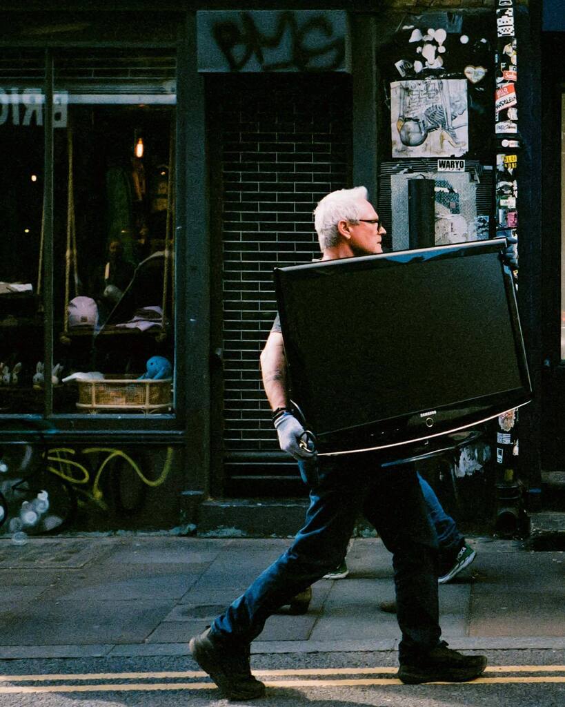 TV on the move / Brick Lane, London / March 2023 / Leica M6 TTL / Voigtländer 40mm, f1.4 /  Kodak Portra 400
.
.
.

#35mm #leicam6 #madewithleica #kodakportra400 #myleica #madewithkodak #streetleaks #fromstreetswithlove #streetclassics #sublimestreet #in… instagr.am/p/Crgs5yzIGFQ/
