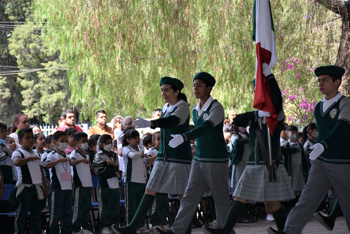 USEBEQOficial's tweet photo. El Coordinador General de la Unidad de Servicios para la Educación Básica en el Estado de Querétaro, Mtro. Raúl Iturralde Olvera, encabezó la ceremonia del 56 aniversario de la primaria Centenario 1867-1967 en el municipio de #Querétaro. #CONTIGO #FamiliaUSEBEQ https://t.co/9sbipxeBnY