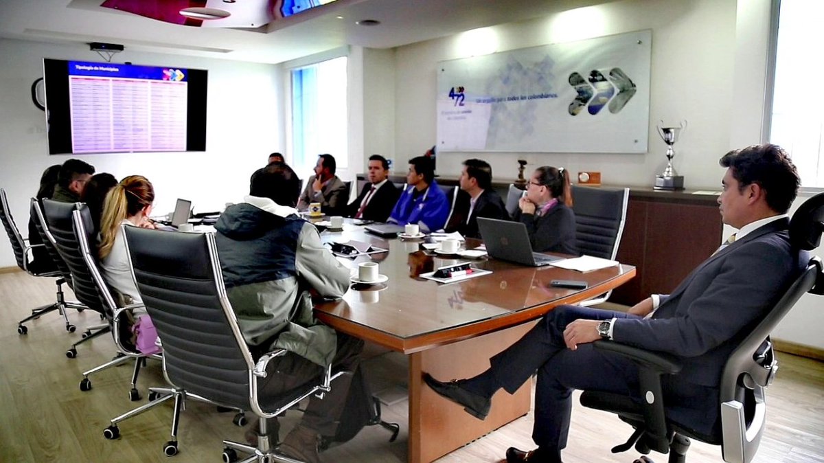 472Colombia's tweet photo. #AEstaHora
Recibimos la visita de @colombiacompra con el objetivo de desarrollar un trabajo articulado que permita a las entidades dar cumplimiento a la Ley 1369 de 2009, además de garantizar la cobertura nacional en aproximadamente 1.104 municipios del país y más de 190 países. https://t.co/gDdanjzr5L
