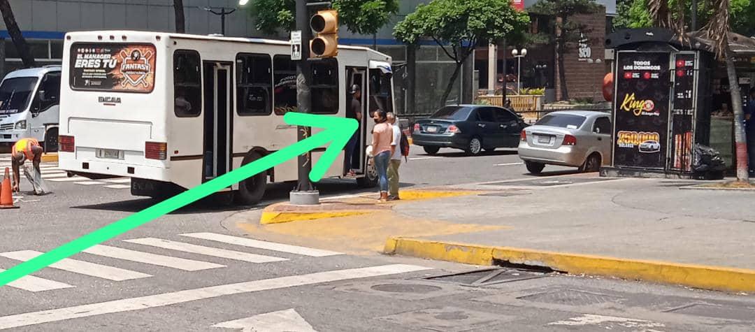 Adasj28's tweet photo. El día de hoy tome una camioneta desde los cortijos hasta los palos grandes. Estaba acompañada con mi bb que tenía asma y acabamos de salir del pediatra. Este señor le pagué con un billete de 10bs y devolvió 2 bs @TarekWiliamSaab @Chacao @MijpVzla al increparlo se burlo https://t.co/SmD10MgQB2