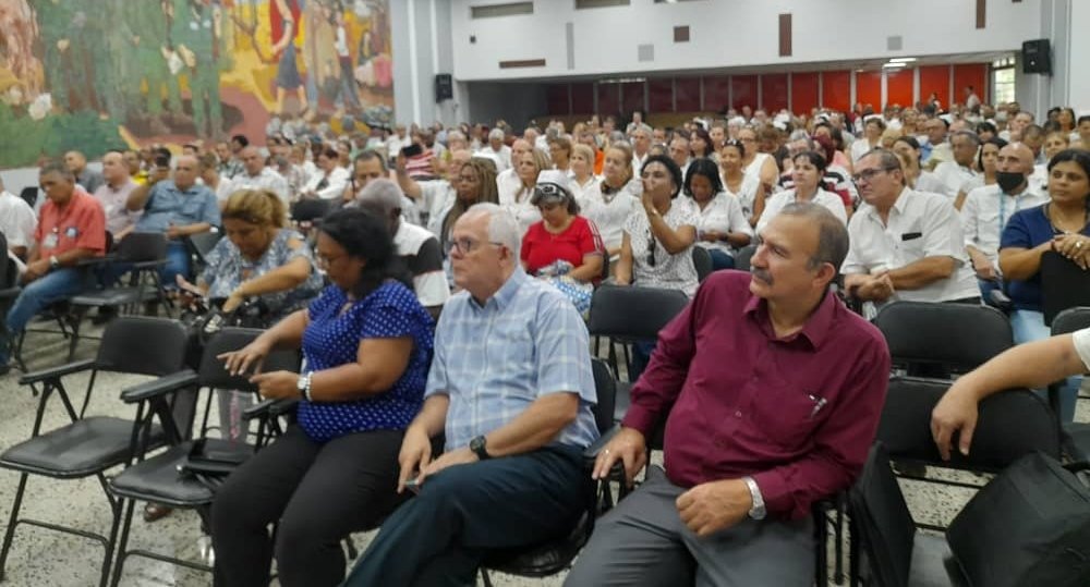 japortalmiranda's tweet photo. Desde el @MINSAPCuba este miércoles llevamos a cabo la Plenaria para organizar la participación de los trabajadores de nuestro sector en las actividades que se han previsto como parte de la celebración de este #1Mayo.

#CubaManosYCorazón  🇨🇺 https://t.co/hpY9tkZRZX