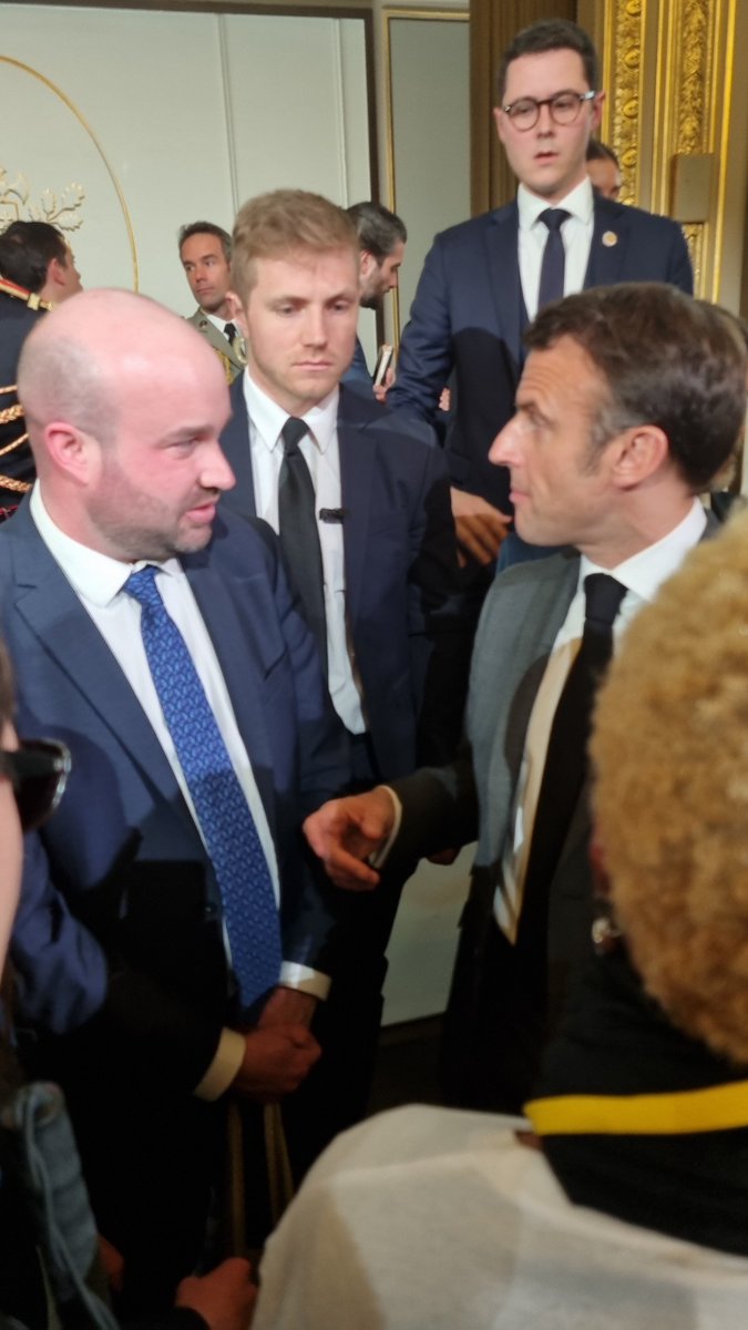 XQuernin's tweet photo. A l'occasion de la #CNH2023 cet après-midi, avec les représentants de @100Handinamique nous avons présenté au Président de la République @EmmanuelMacron le plaidoyer en faveur de la mobilité internationale des étudiants #handicap #Siesh , et je lui ai remis mon rapport à ce sujet https://t.co/we4zRQ5jVM