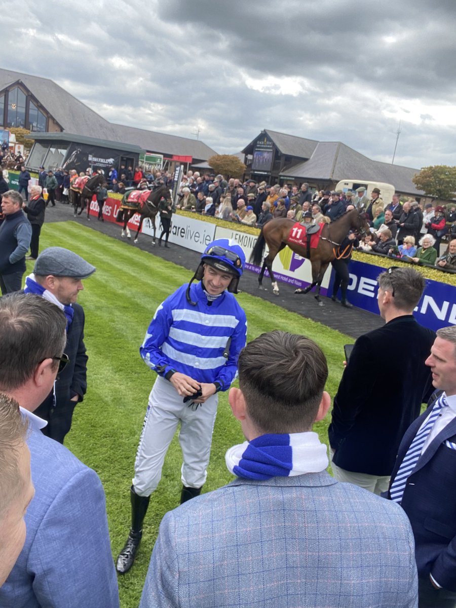 MinchinWilliam's tweet photo. Another fantastic evening out yesterday in Punchestown following Nikini. Lots of fun with great friends as always 🐎 🍷 ☘️ @punchestownrace https://t.co/u1MspcAhkZ