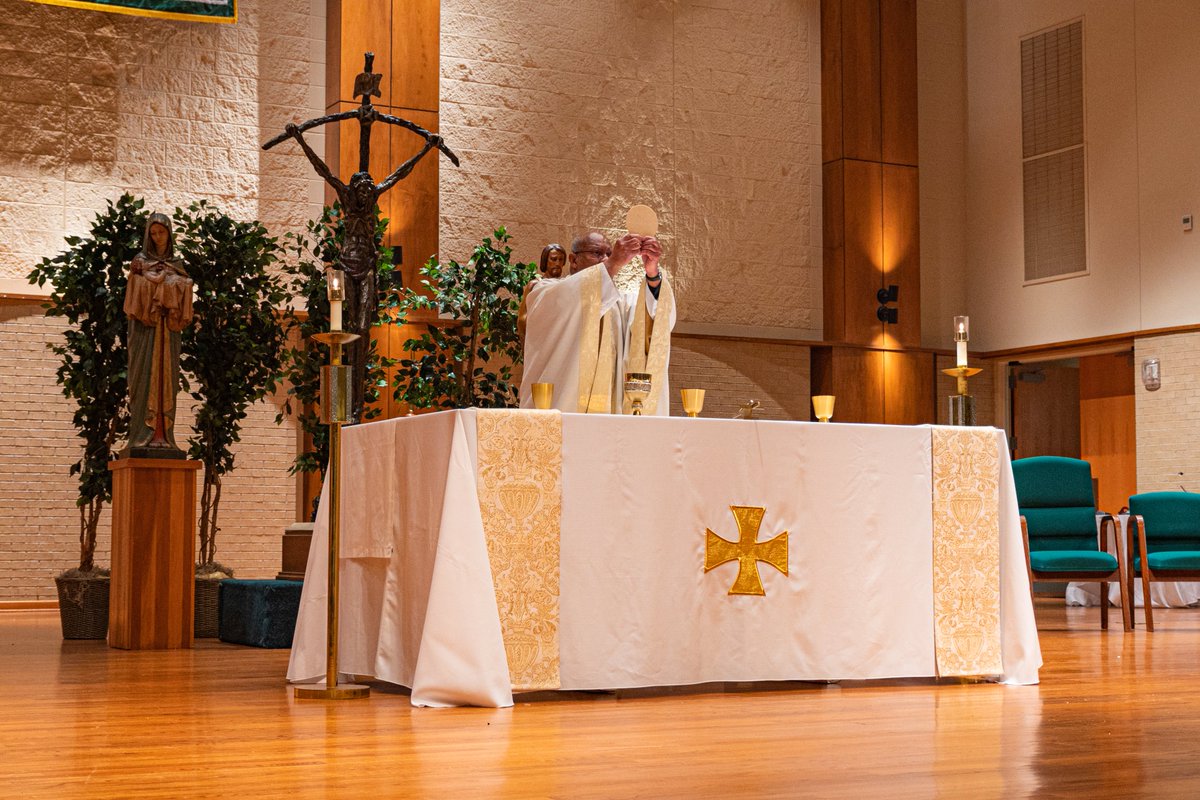 RT StrakeJesuit: Today we celebrated our annual Junior Cross and Ring Mass! Congratulations, Class of 2024!  May God bless you as you follow His call during your time at Strake Jesuit. #amdg #wearesj