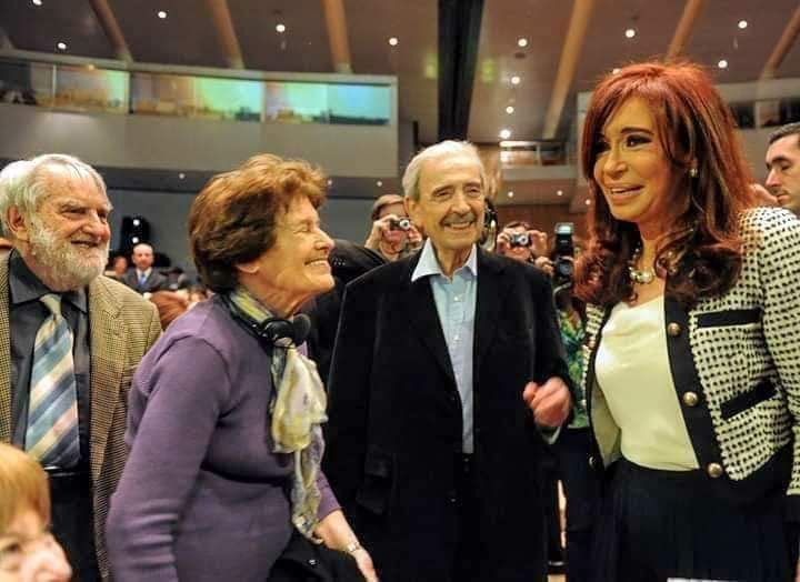 CarlosHmdq57's tweet photo. “Mi nombre es Elsa Sánchez de Oesterheld y soy la mujer de Héctor Germán Oesterheld, famoso en el mundo por haber escrito la historieta El Eternauta. En la dictadura desaparecieron a mis cuatro hijas, mi marido, mis dos yernos, otro yerno que no conocí, y dos nietos no nacidos https://t.co/AosvYdIer7