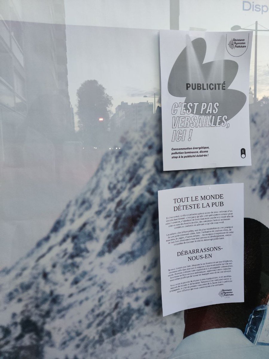 RAP_AntiPubLyon's tweet photo. Les collectifs #antipub lyonnais continuent d'oeuvrer contre le matraquage publicitaire dans l'espace public!
Quelques actions symboliques encore hier dans le centre-ville. https://t.co/bLNtn1lk6w