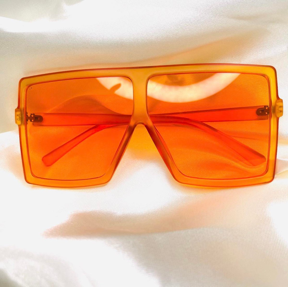 JourBeaute's tweet photo. Shop @hernarrativeco 🕶️✨ https://t.co/KKyWTLLXRi