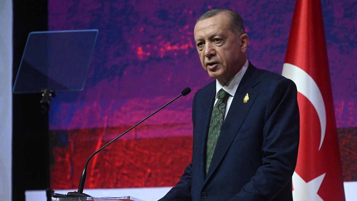 ShaheerSialvi's tweet photo. Prayers of entire Pakistani Nation are with @RTErdogan 
Get well soon! https://t.co/fqzIQkEF7X