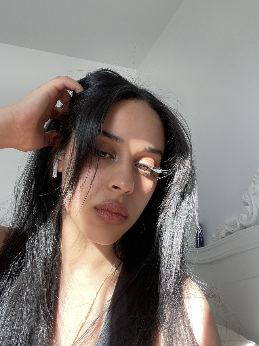 Nisrine_Aguida's tweet photo. Bien islamo-gauchiste, bien féministe, woke, pro Palestine et bien BELLE 
On vous GRAILLE 40X, la fascist et toi 💀💅🏼 https://t.co/rCSRnoCa9v