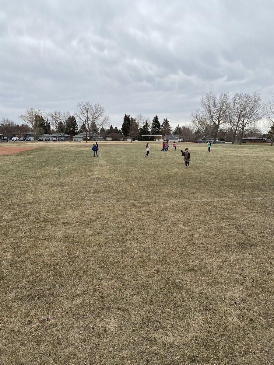 McFarlanesClass's tweet photo. Today we worked hard to help clean up our land! https://t.co/VpDkAauwIn