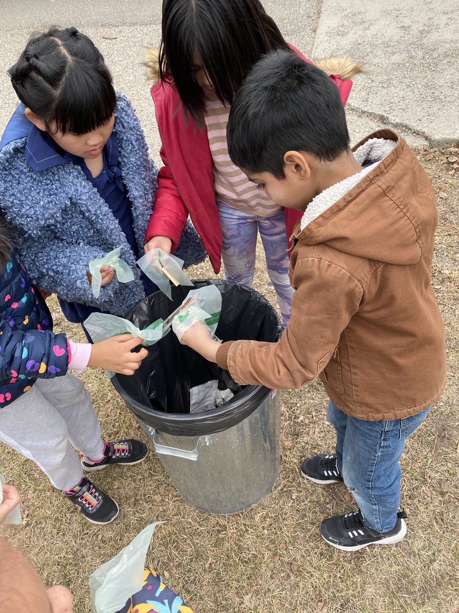 McFarlanesClass's tweet photo. Today we worked hard to help clean up our land! https://t.co/VpDkAauwIn
