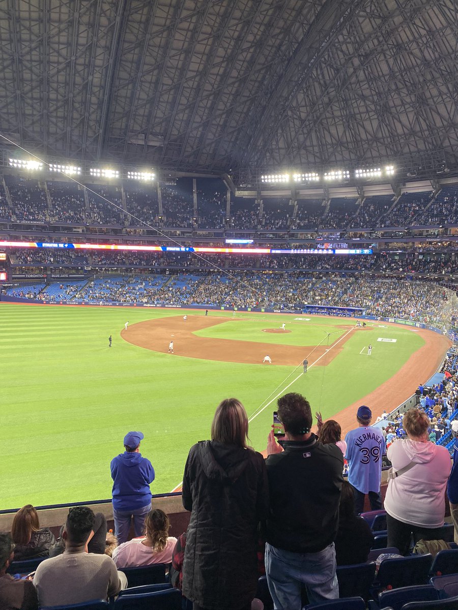 _SamanthaaB's tweet photo. Always a good night at the ball park. https://t.co/mLs9vZBb4V