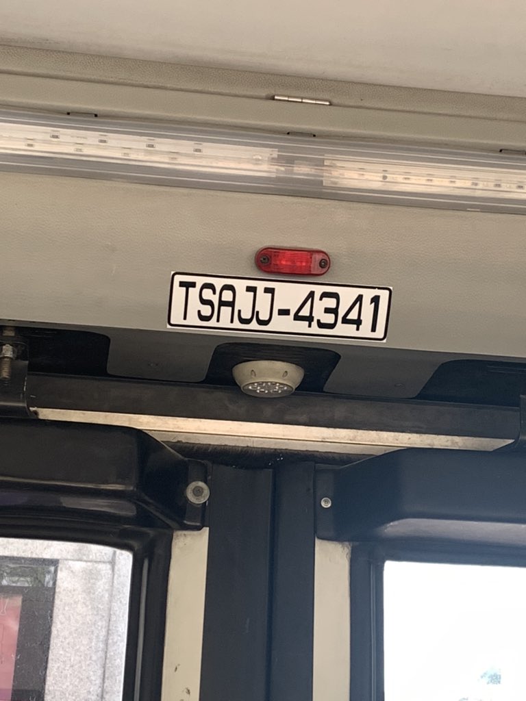 cldverde's tweet photo. Tío @MetrobusCDMX  esta unidad hace paradas quedando muy retirado del borde de bajada, un adulto mayor casi cae, ojo ahí!! Dirección Rojo Gómez https://t.co/jfLlUeDctn