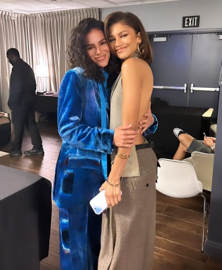 starzdaya's tweet photo. mais que amigas friends https://t.co/s7UuzA8Irg