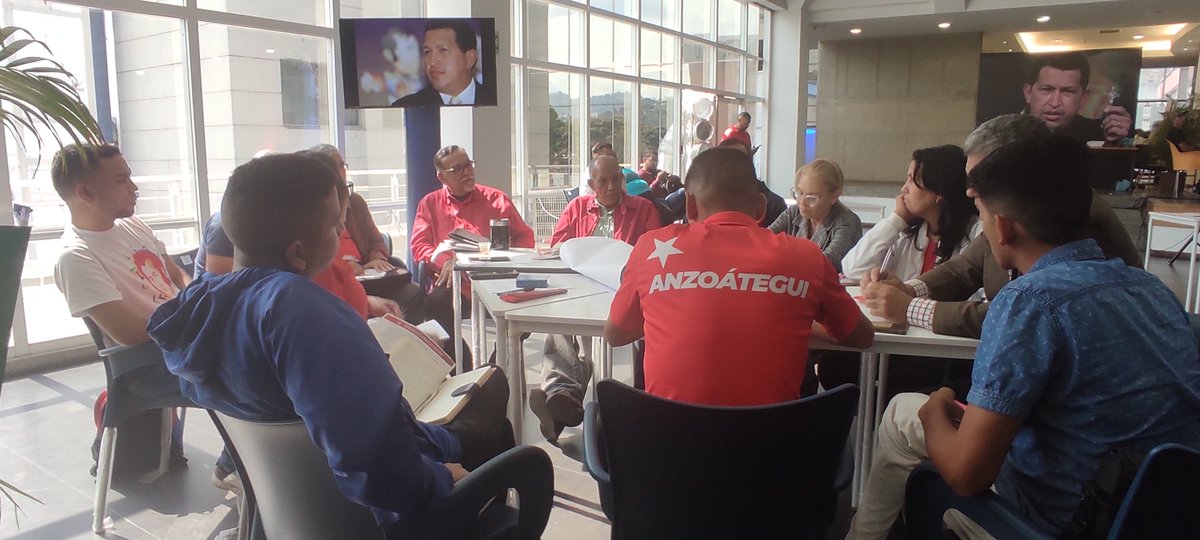 PartidoPSUV's tweet photo. En imágenes | 📸

Seis mesas de trabajo se han establecido durante la Jornada Nacional de Formación del PSUV en la que se analizan los valores socialistas. 

@taniapsuv 
#ConSancionesNada https://t.co/shIxMUyjDp