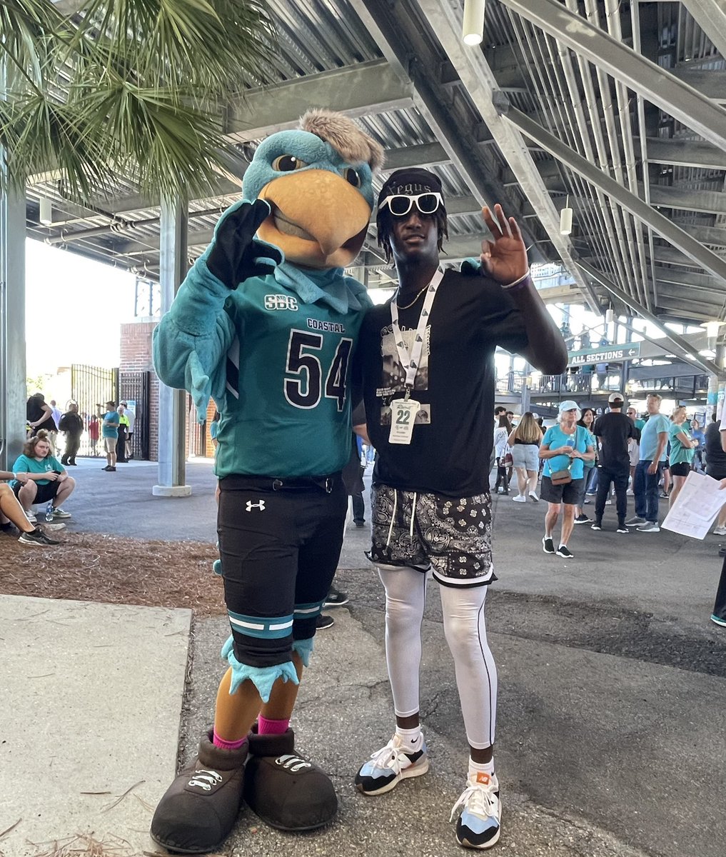 JordonGidron's tweet photo. Just got a call from @CoachHowardII and I’m extremely excited to receive my 1st 🅾️ffer from a D1 University @CoastalFootball‼️@CoachParks84 
@RidgeViewF_Ball @RV_FB_Prospects 
@WRHitList @iguerin @PrepRedzoneSC @Coach_AcWhaley  @RivalsWardlaw @On3Recruits @247recruiting https://t.co/MWzBrqc8Xj