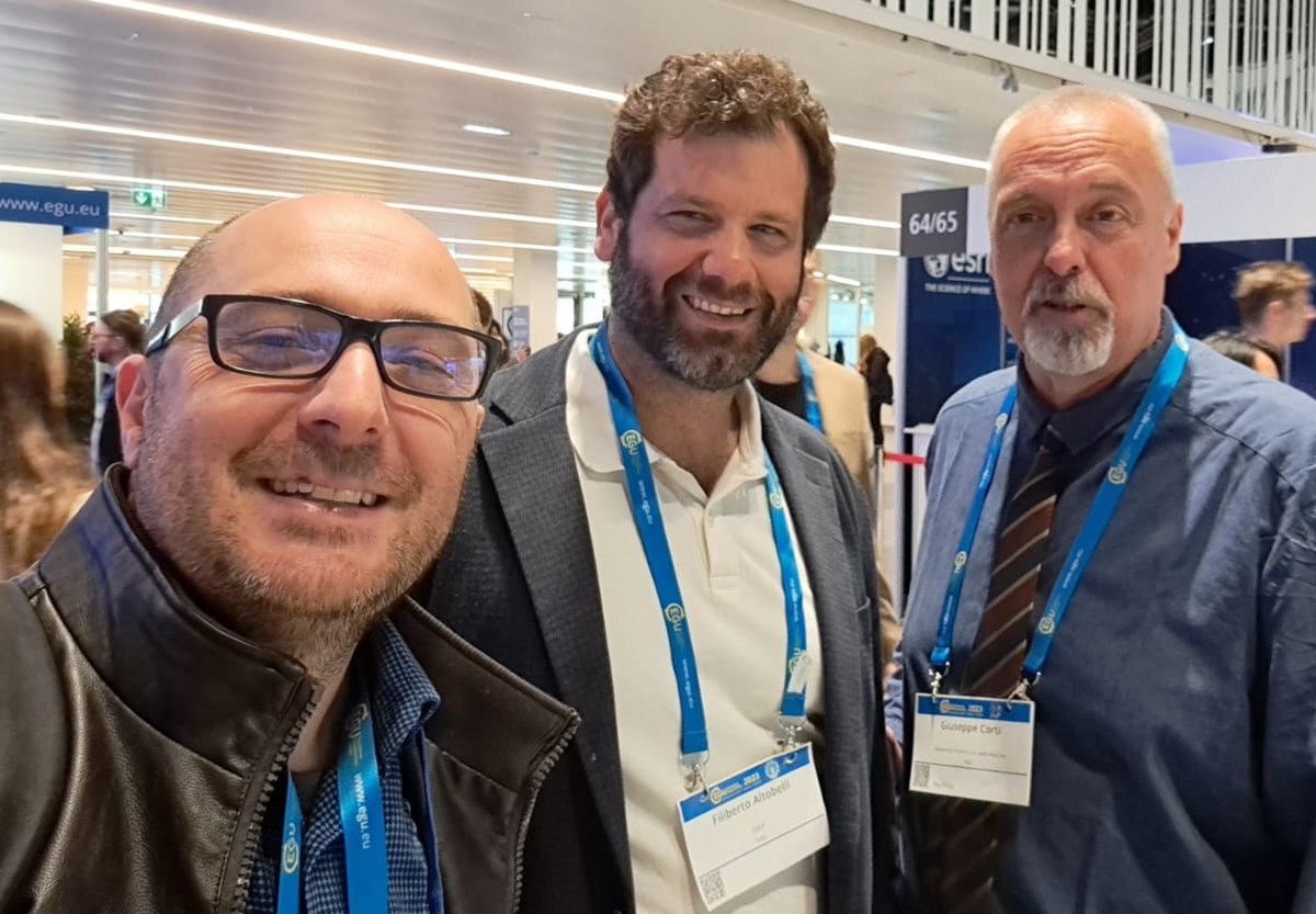 sergiosaia's tweet photo. Interesting meeting at the #EGU23, within @EGU_SSS, in the field of #soil protection and improvement, #soilhealth and #soilprotection and its relationship with #landuse, #soilmanagement, #fertilisers, and #soilmodelling
@EuroGeosciences @ebruni93 @ChiaraDeNotaris https://t.co/qnaLK1owIx