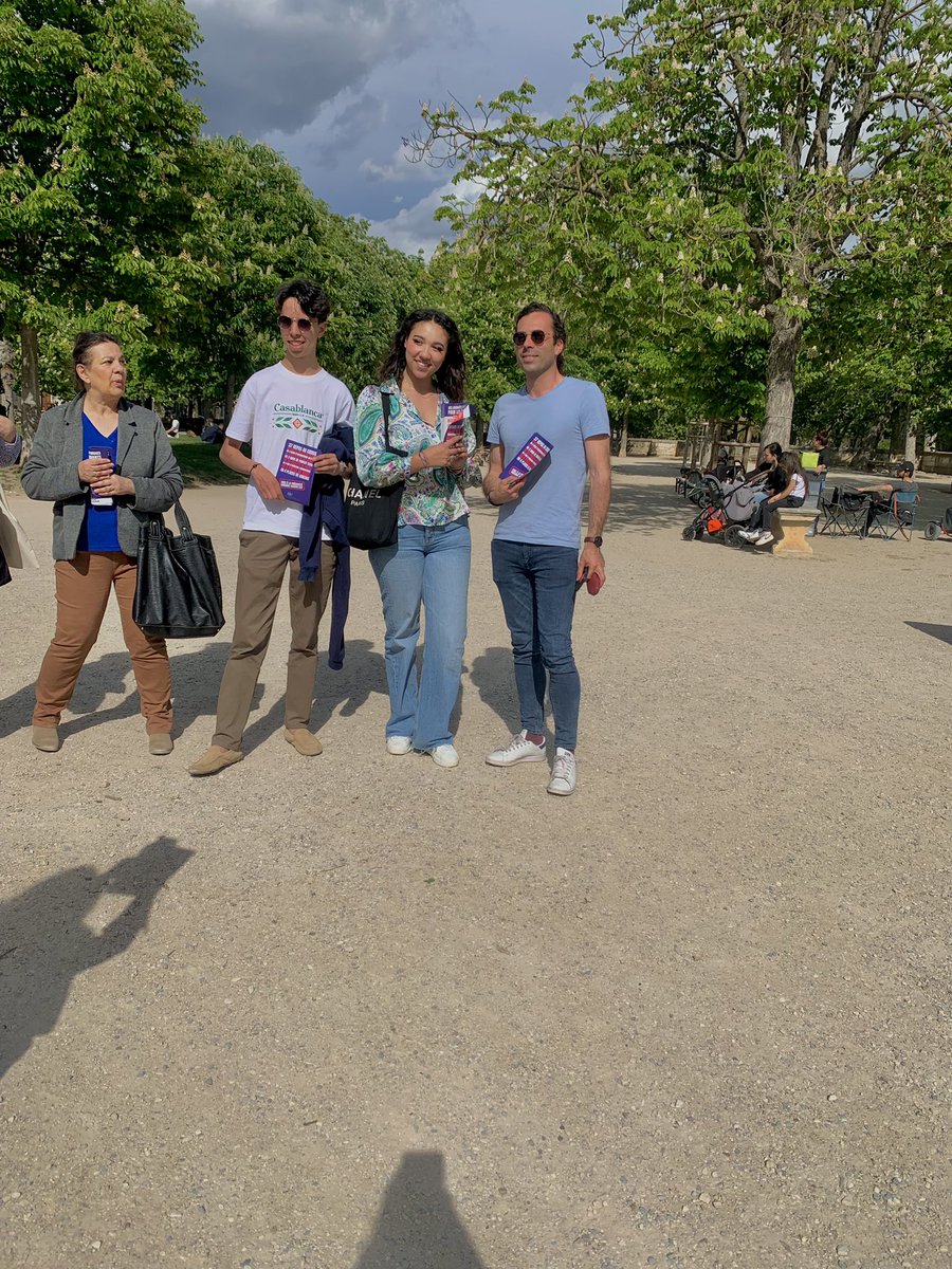 jeunesmacron30's tweet photo. Tracter pour convaincre informer et communiquer, tractage sous le beau soleil gardois.🇫🇷☀️ https://t.co/JLUiyUc8ik