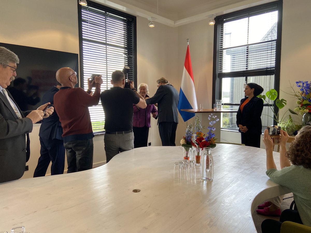 Oud-fractiegenoot Hilly Scholten ontvangt haar lintje van bm <a href="/JanHamming/">jan hamming</a> #Zaanstad