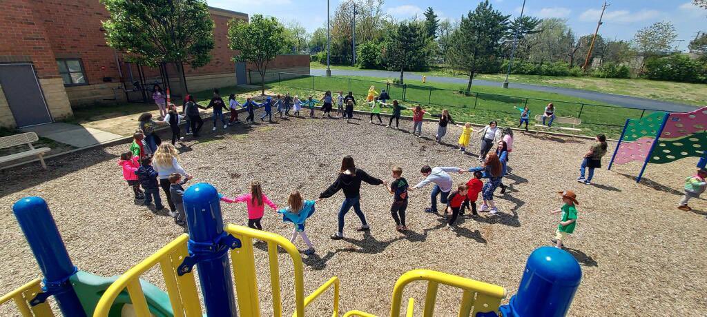 MrsDavidson121's tweet photo. I witnessed the sweetest and most innocent interaction today at recess. Thank you 5th grade for playing with our littles and serving as true role models for these up and coming leopards! 💙🐆#OneLinden https://t.co/niL5PNTpo6