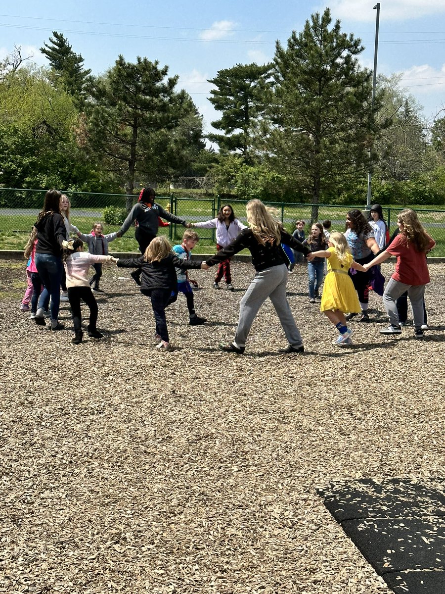 MrsDavidson121's tweet photo. I witnessed the sweetest and most innocent interaction today at recess. Thank you 5th grade for playing with our littles and serving as true role models for these up and coming leopards! 💙🐆#OneLinden https://t.co/niL5PNTpo6