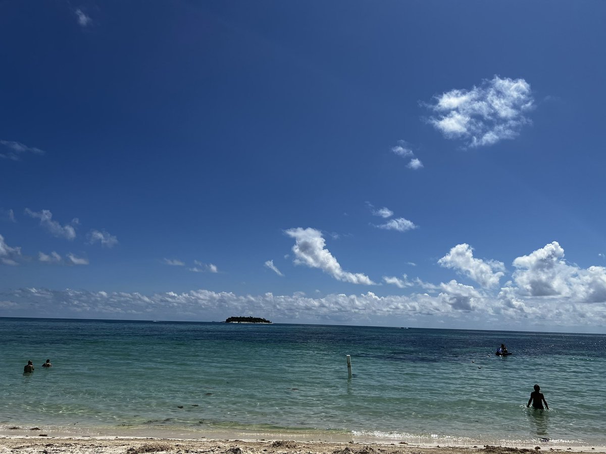 Hoy el mar parece un espejo. 🥰 sin duda, tenemos las mejores playas!