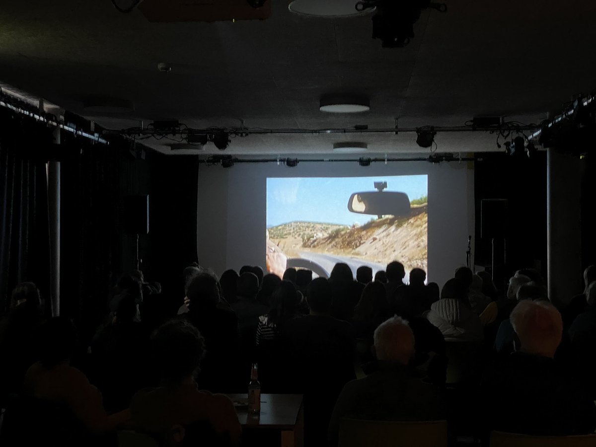Heute haben wir Projekthalbzeit gefeiert! Zur Feier gab es Kino: „Mein Vater, der Gastarbeiter“. Und Diskussion mit dem Filmemacher Yüksel Yavuz. Rund 80 Besucher*innen im Jola – volles Haus! 🤩