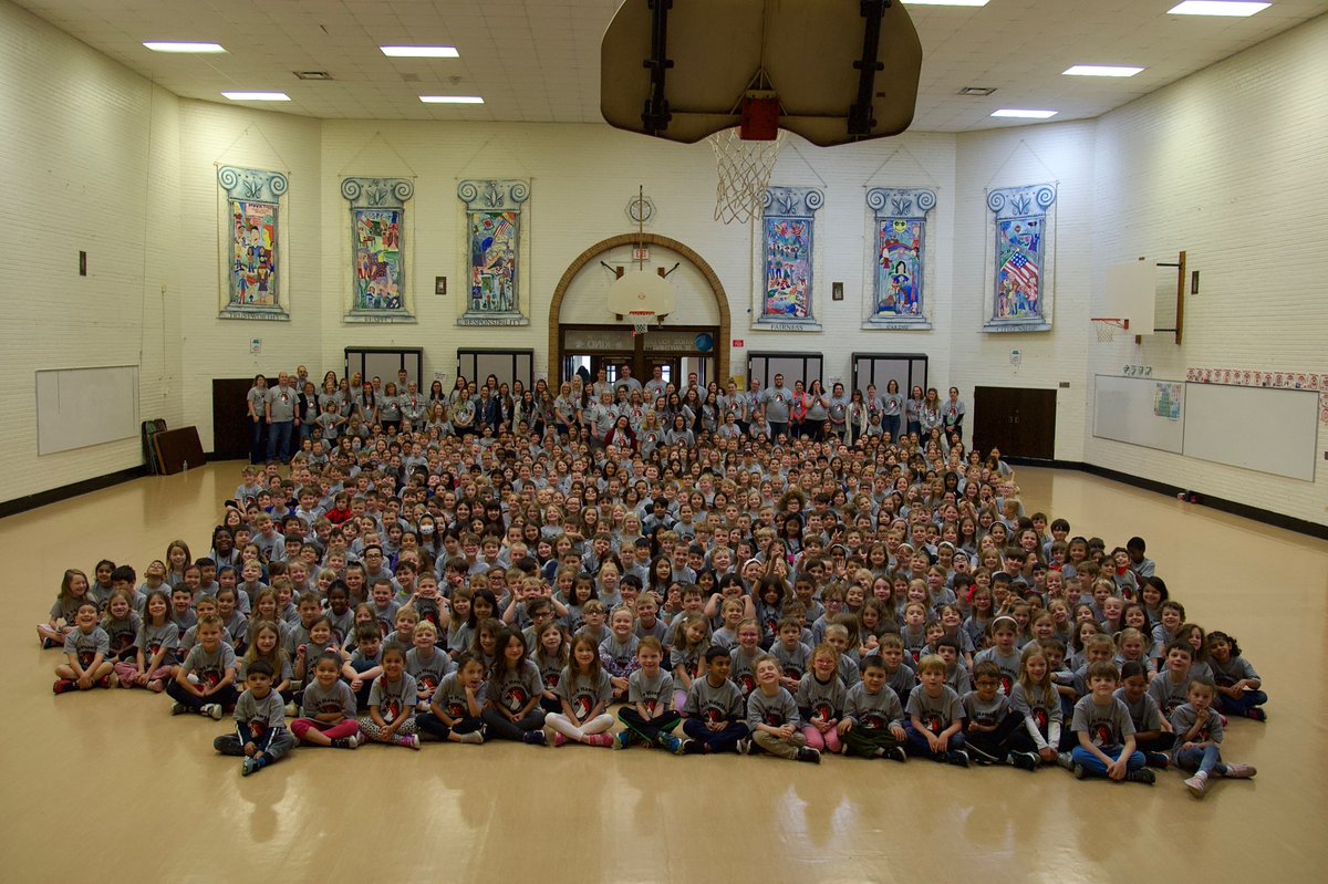 ElmhurstD205's tweet photo. Last week @HawthorneD205 held their Kindness Week Assembly! Throughout the week students demonstrated acts of kindness and were also able to acknowledge those who were kind to them! Amazing way to continue making our learning environment welcoming and supportive. #WeAreD205 https://t.co/MC0b3apfpG