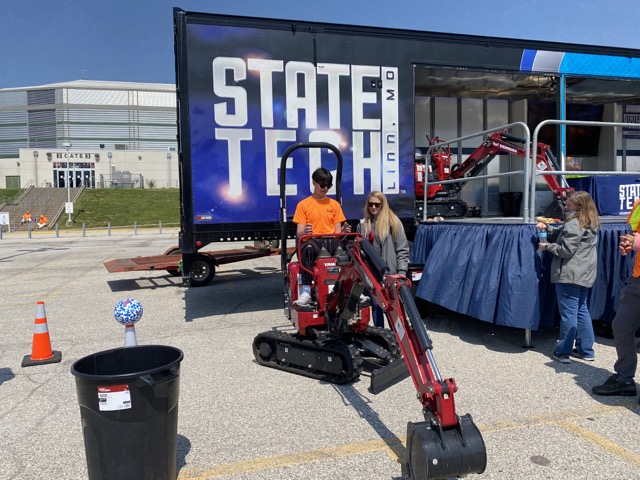 StDominicHS's tweet photo. Successful field trip to Build My Future STL 2023! 

Students had a great time learning about different opportunities in the construction industry with the interactive demonstrations &amp; exhibits! https://t.co/tVCVH8RNCU