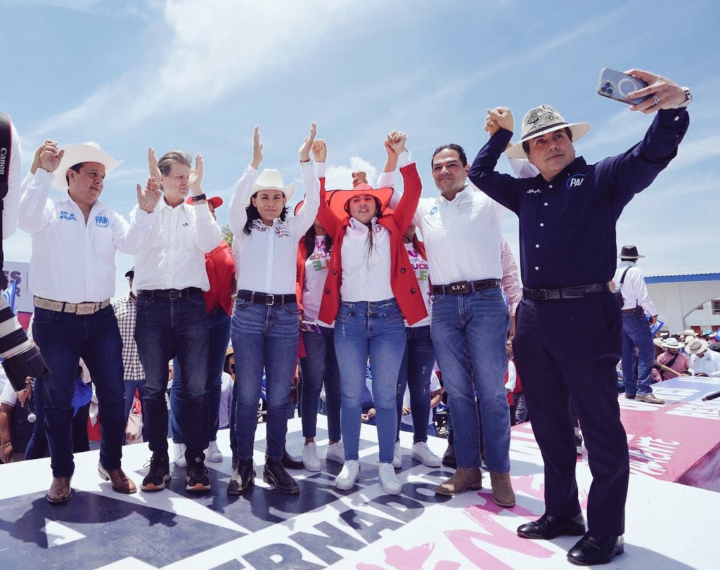 ¡UNIDOS EN #Soyaniquilpan EL LÍDER PANISTA DEL EDOMEX @EnriqueVargasdV JUNTO CON EL PANISMO Y MEXIQUENSES DE LA REGIÓN PARA APOYAR A LA PRÓXIMA GOBERNADORA @AlejandraDMV !! 💪🙌 #ElEdomexQueMerecemos
 #VotaPAN