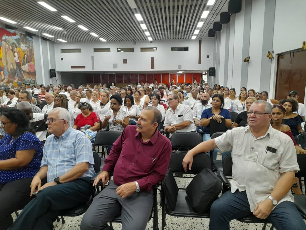 TaniaMCruzHdez's tweet photo. En la tarde de hoy, con la presencia de @japortalmiranda y @GonzalezBadia, participamos en la Plenaria que se desarrolló en el  @MINSAPCuba  para organizar las actividades por el Día Internacional de los Trabajadores. 

¡Seguimos juntos por Cuba!
El #1Mayo #ALaPatriaManosyCorazón https://t.co/qcyQTLuqKR
