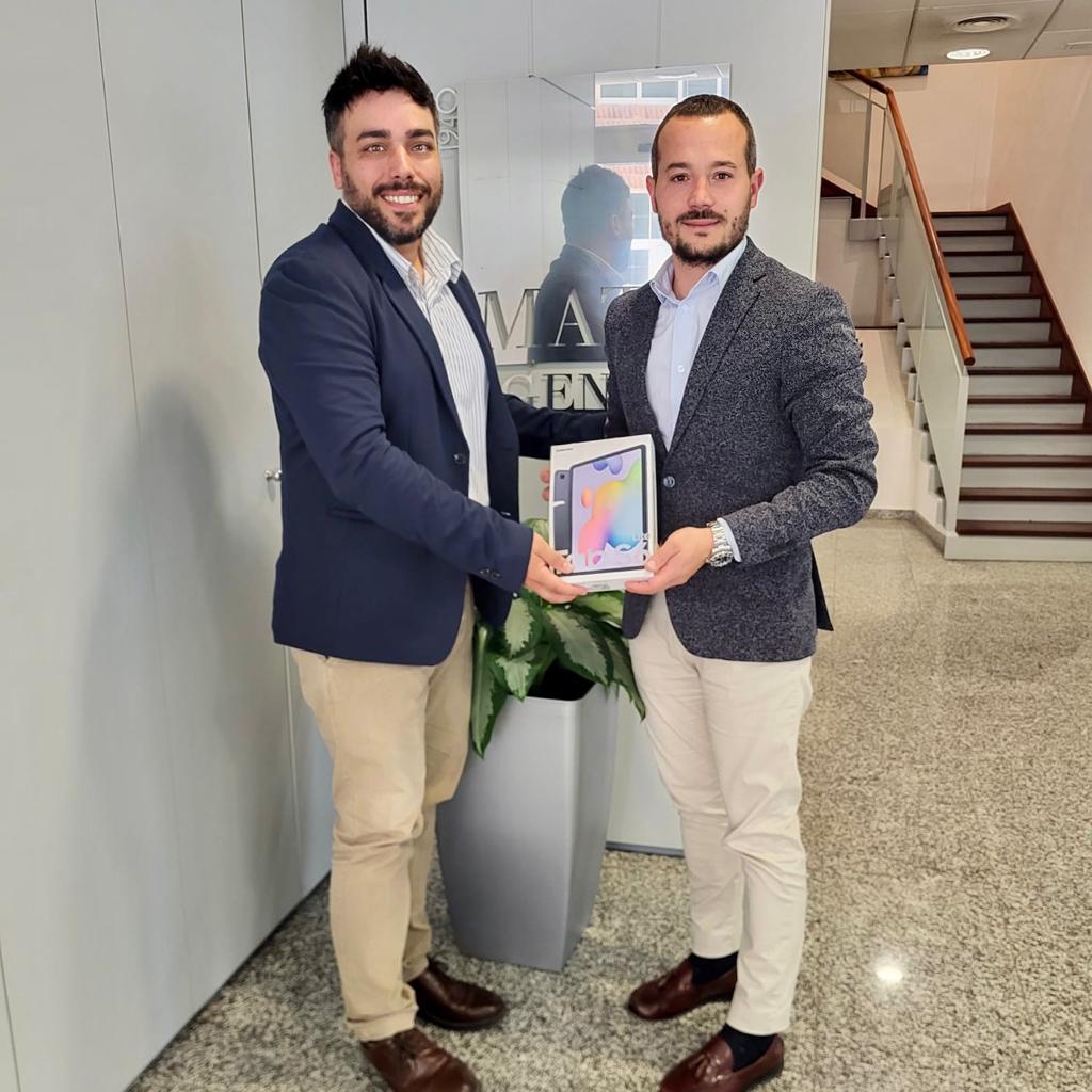 GregoriDelgad10's tweet photo. Avui fem entrega d'una tablet a @polmore29 de l'agencia Mata de Banyoles per l'exercici 2022 que els va fer entrar al CPF d'@AXASegurosEs. Tot gràcies al suport de la nostre DZ
@aymerich_rm64 i del seu anterior MdN @MBuenoRey.
A pel 2023!!! #flexiplus #primactiva #UnitLinked https://t.co/DH7yjpGX0a