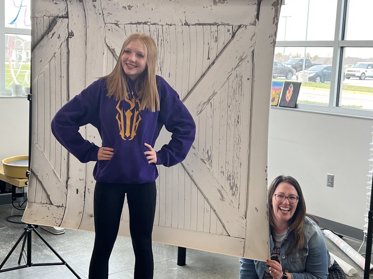 WSMSStallions's tweet photo. Publications class had a guest speaker this week! Lindsay Adams gave our students a lesson on how to take professional headshots. The students had fun with backdrops and taking photos of one another. #StallionsForward #Learn230 https://t.co/grcKR7lYbN