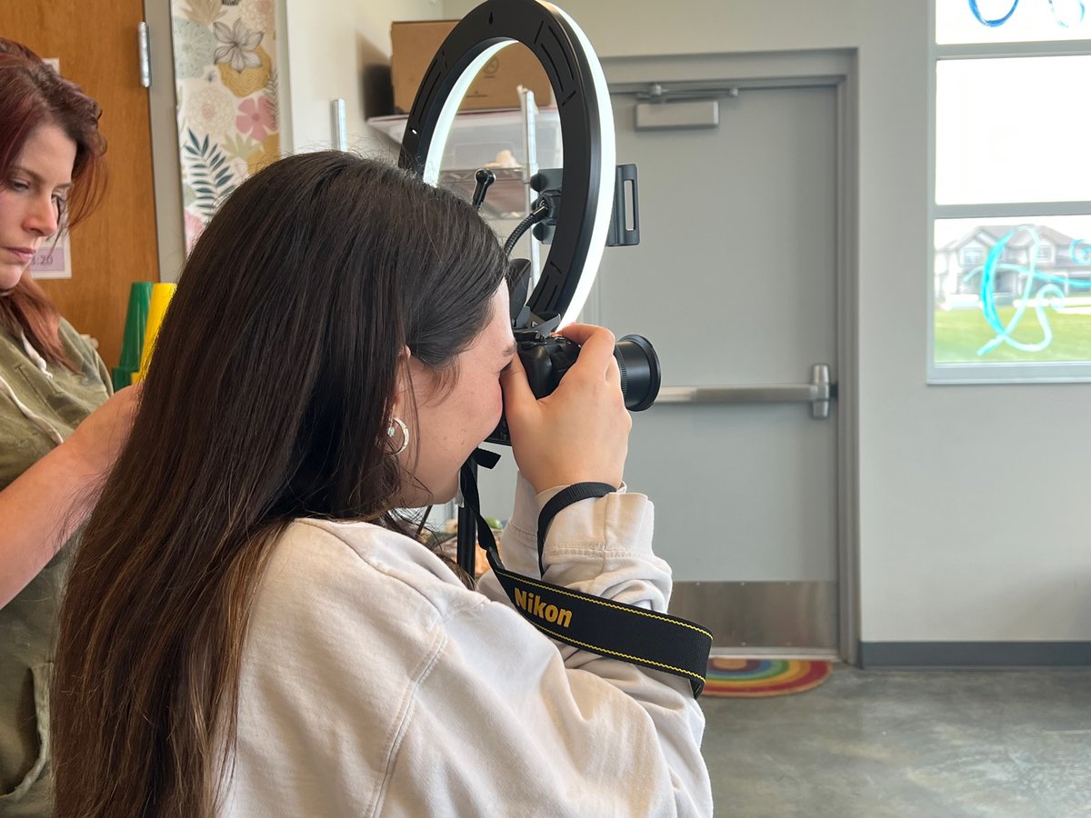WSMSStallions's tweet photo. Publications class had a guest speaker this week! Lindsay Adams gave our students a lesson on how to take professional headshots. The students had fun with backdrops and taking photos of one another. #StallionsForward #Learn230 https://t.co/grcKR7lYbN