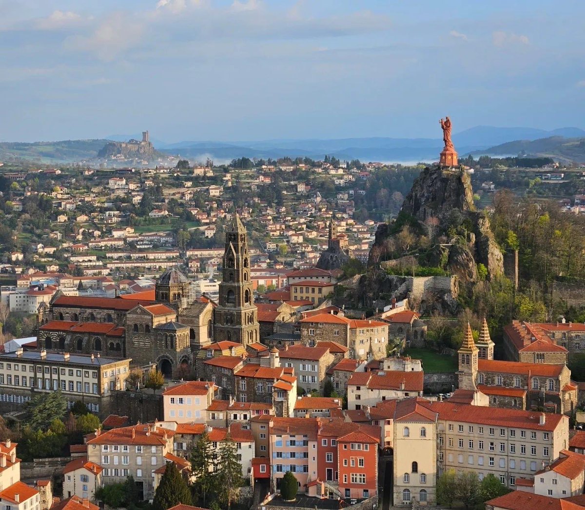 otpuyenvelay's tweet photo. Voler au dessus du Puy-en-Velay 💓un moment unique partagé par Montgolfières en Velay 🎈#lepuyenvelay #montgolfieres #envelay #auvergnerhonealpes https://t.co/Pn1S8Ww0pR
