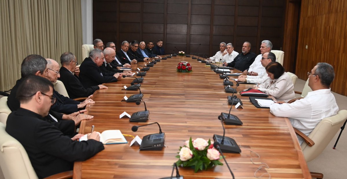 El Primer Secretario del Comité Central del <a href="/PartidoPCC/">Partido Comunista de Cuba</a> y Presidente de la República, <a href="/DiazCanelB/">Miguel Díaz-Canel Bermúdez</a>, recibió este miércoles, en el Palacio de la Revolución, a representantes de la Conferencia de Obispos Católicos de #Cuba, como parte de sus encuentros con diferentes sectores. 🇨🇺