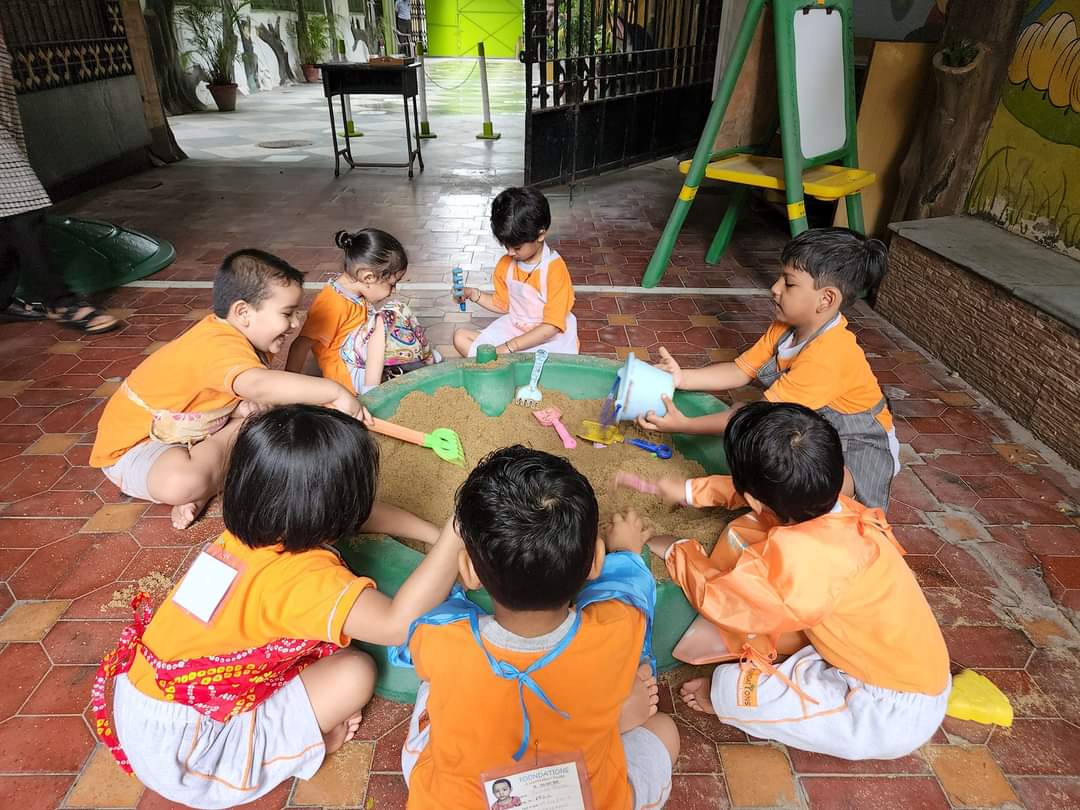 foundationshwh's tweet photo. SANDPLAY BENEFITS
Developing motor skills, learning to share, social awareness, learning problem solving skills, developing sense of texture, group play and enhances logical reasoning.

#foundationsmontessori #foundationsmontessoripreschool #montessori #preschool #Howrah https://t.co/dI47ZTU03t