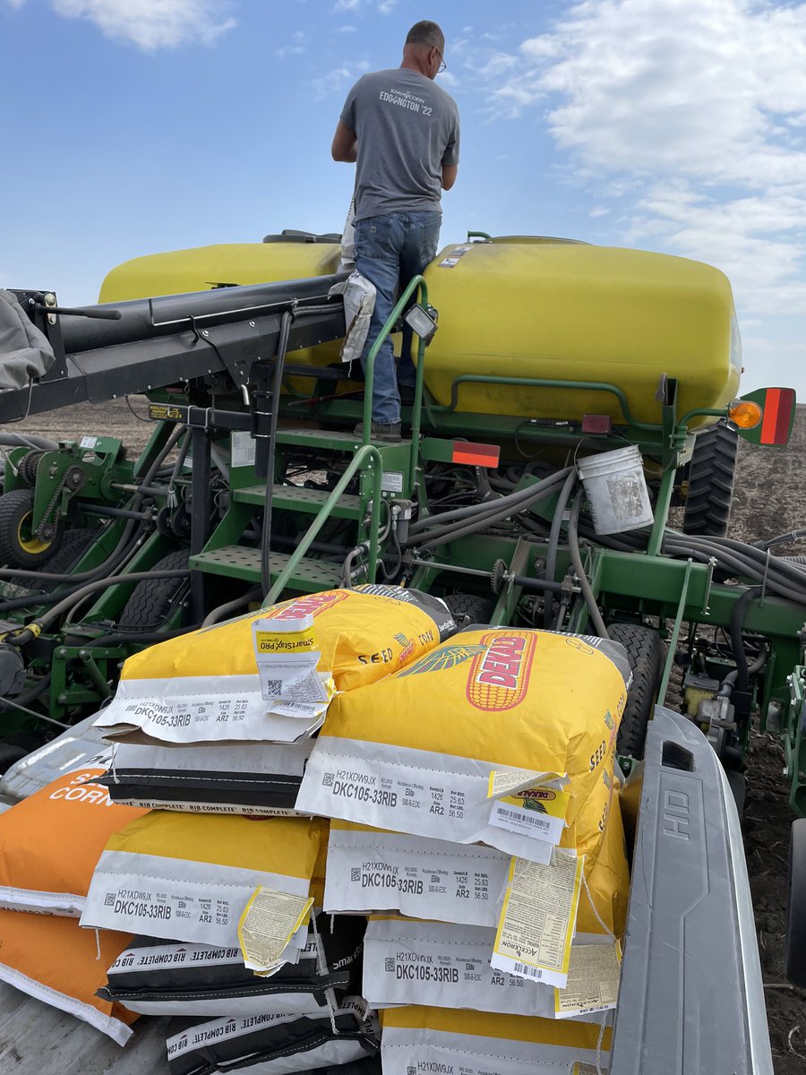 💪 🌽 Dekalb Seed Showcase going in the ground! 🌽 💪 

Plant like a PRO!

#SmartStaxPRO #Plant23