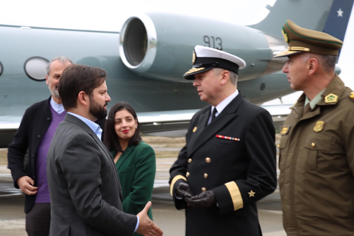 DPRLosLagos's tweet photo. 📍Delegada Presidencial Regional de Los Lagos @Giovimoreira, recibe al Presidente de la República @GabrielBoric en el Aeropuerto Internacional El Tepual de #PuertoMontt, junto al Gobernador Regional @pvallespin,  @CarabLosLagos, @FACh_Chile y @PDI_LosLagos. https://t.co/0iYc5pzYZ4